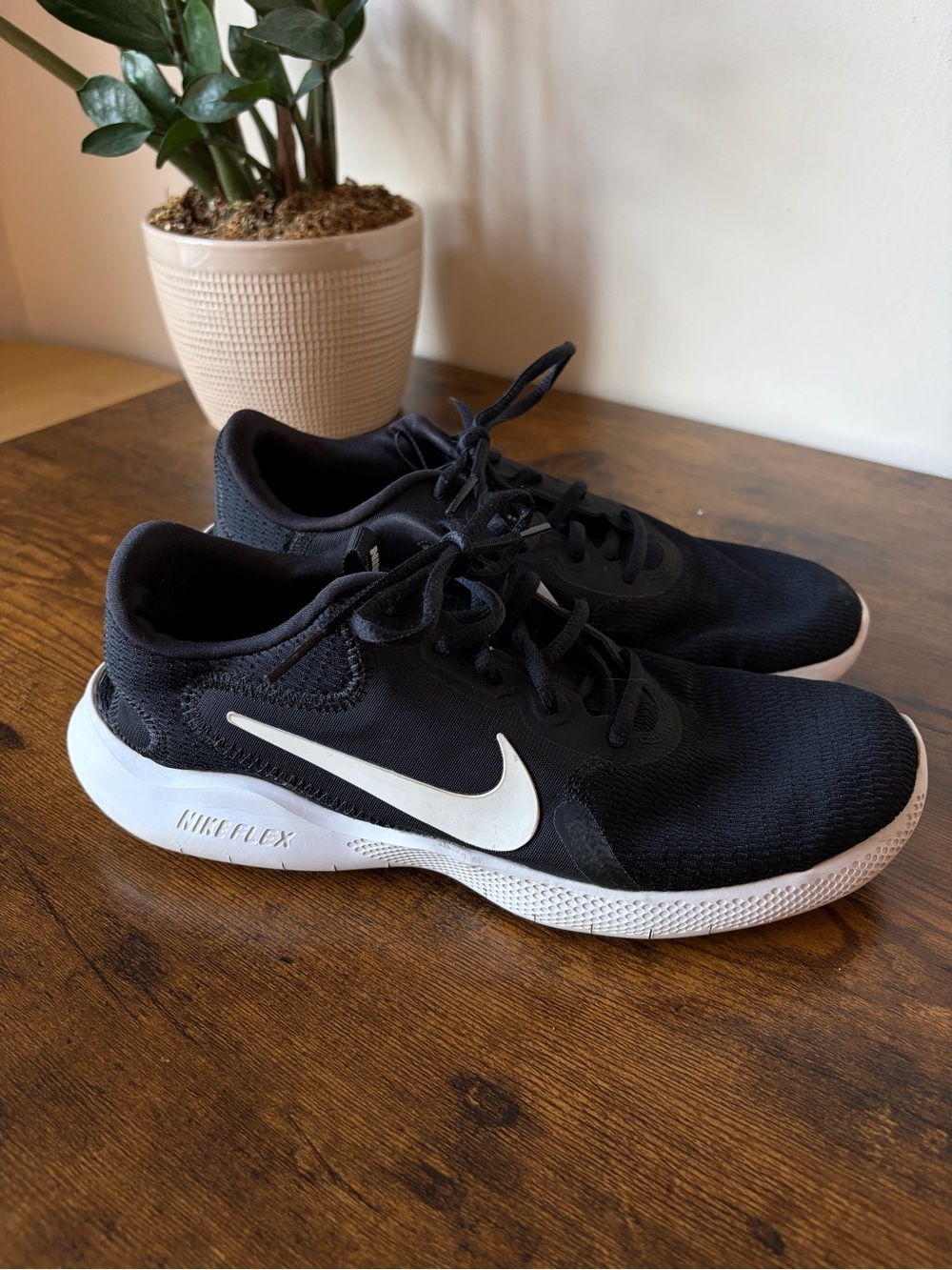 Nike Flex Experience Black and White Women's Running Shoes Sneakers - Size 9